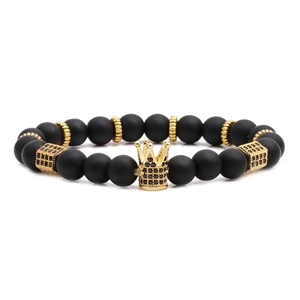 Bracelet en perles d'onyx noir mat avec couronne dorée et breloques micro-pave
