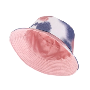 Detailaufnahme des blau-rosa Batikmusters und der Nähte an einem Baumwoll-Fischerhut