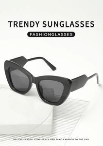 Detail der trendigen schwarzen Cat-Eye-Sonnenbrille mit geometrischen Bügeln auf Marmor