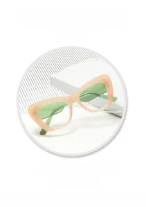 Detail einer Cat-Eye-Sonnenbrille mit nacktem Rahmen und hellgrünen Gläsern