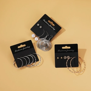 Detailansicht geometrischer Ohrring-Sets in Gold und Silber auf Schmuckkarten