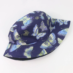 Vue de dessus d'un chapeau bob bleu marine avec imprimé papillons colorés en coton