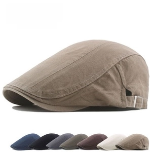 Détail de la boucle métallique réglable sur le béret vintage disponible en huit coloris