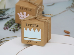 Détail de boîtes cadeaux en papier kraft avec stickers couronne et ficelle de chanvre