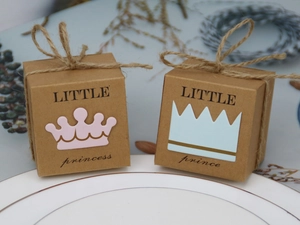 Détail de boîtes à bonbons en papier kraft avec couronnes et nœuds en ficelle de jute
