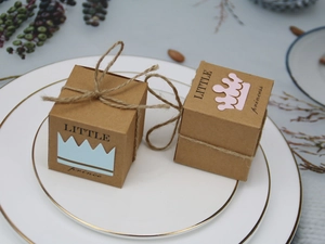 Vue détaillée d'une boîte cadeau en papier kraft avec ficelle rustique pour fêtes