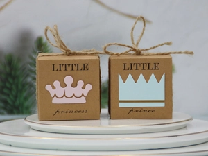 Détail de boîtes à bonbons en kraft avec motifs prince et princesse et nœuds en ficelle