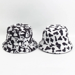 Lot de deux bobs réversibles avec motifs vache et panda en toile noir et blanc classique