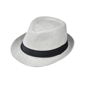 Detailweergave van lichte linnen fedora hoed met zwarte band en geweven textuur voor de zomer