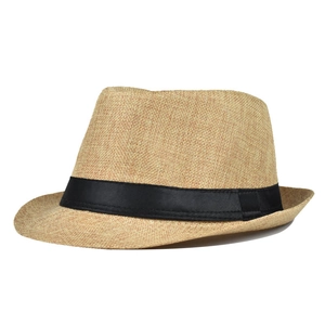 Gedetailleerd zijaanzicht van een klassieke beige strooien fedora met zwart lint