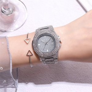 Dettaglio di un orologio al quarzo in argento con cristalli e un bracciale coordinato