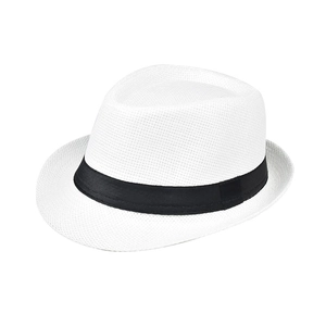 Detail van de fijne geweven textuur en zwarte band op deze witte zomerse fedora hoed