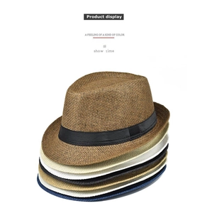 Close-up van gestapelde ademende linnen fedora hoeden met klassiek zwart grosgrain lint