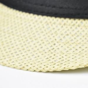 Klassieke heren linnen fedora hoed met beige geweven textuur en zwart stiksel detail