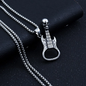 Pendentif décapsuleur guitare tête de mort rétro avec chaîne argentée sur fond noir
