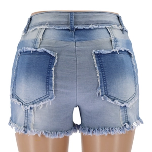 Détail du short en jean bleu clair avec grandes poches patchwork et ourlets effilochés