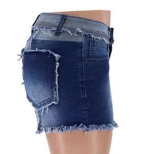 Détail de short en jean taille haute avec panneaux patchwork et ourlet à franges