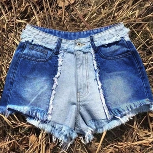 Détails du short en jean avec design patchwork bleu et ourlet à franges effilochées