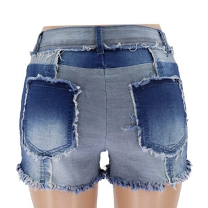 Détail arrière d'un short en jean avec patchwork bleu et ourlet à franges effilochées