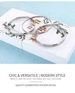 Vue détaillée d'un ensemble de bracelets en acier inoxydable argenté avec texture carrée