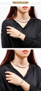 Détail de l'ensemble collier et bracelet en acier inoxydable argenté à motif géométrique