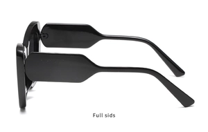 Seitenansicht der schwarzen Cat-Eye-Sonnenbrille mit breiten Bügeln und Glanzfinish