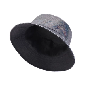 Détail du bob holographique argenté avec sequins scintillants et doublure noire