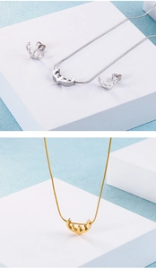 Detaillierter Vergleich von silbernen und goldenen Halsketten und Ohrring-Sets mit Rentiergeweih
