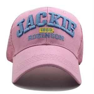 Détail de casquette trucker rose avec broderie 3D et texte Jackie Robinson 1969