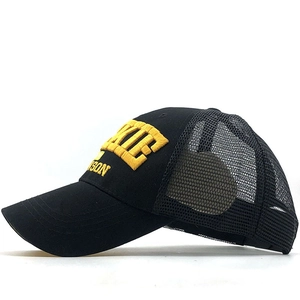 Détail de la casquette trucker noire avec broderie 3D jaune et panneau arrière en maille