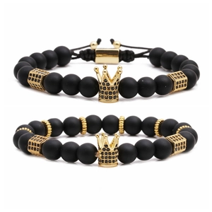 Ensemble de bracelets en perles noires mates avec couronne dorée et détails en diamants