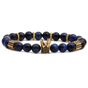 Bracelet perles œil de tigre bleu avec pendentif couronne dorée et détails zircons
