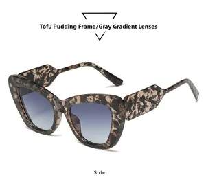 Detailansicht der Cat-Eye-Sonnenbrille mit Marmorrahmen und grauen Verlaufsgläsern