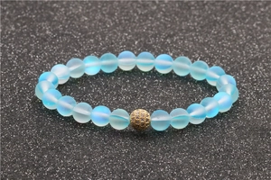 Bracelet de perles pierre de lune 8mm avec boule de zircon dorée sur fond pailleté