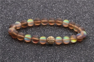 Bracelet de perles pierre de lune 8mm avec breloque en zircone dorée sur noir