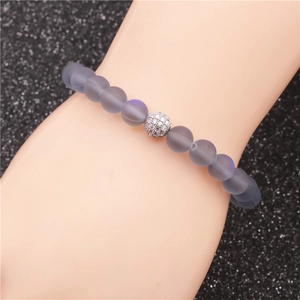 Bracciale di perle in pietra di luna grigia opaca con sfera di cristallo micro-pave argento