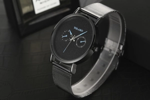 Détail montre à quartz Yolako pour homme avec cadran noir mat et bracelet maille argent