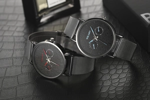 Détail de montres quartz YOLAKO avec bracelets en maille milanaise noire et cadrans épurés