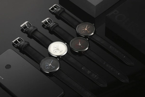 Collection de quatre montres à quartz pour hommes avec bracelets en cuir sur fond miroir noir
