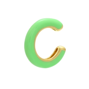 Dettaglio macro dello smalto verde menta sulla clip per orecchio a C dorata