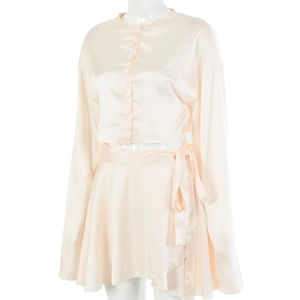 Détail de l'ensemble deux pièces en satin champagne avec chemise et jupe à nouer