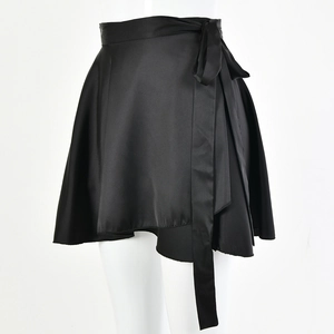 Détail d'une mini-jupe en satin noir avec un design élégant de taille à nouer