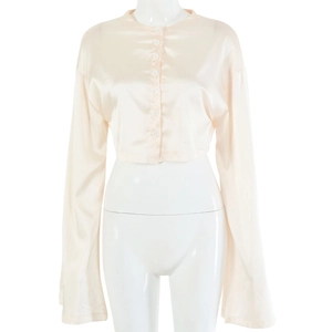 Vue détaillée du cardigan beige satiné montrant la texture soie et les boutons arrondis