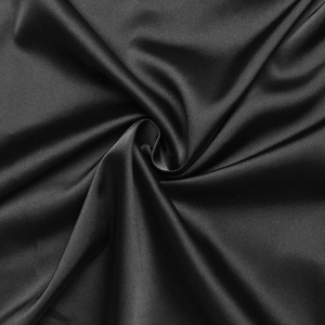 Gros plan sur le tissu en satin noir avec un éclat soyeux élégant et un beau drapé