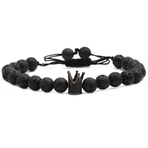 Geflochtenes schwarzes Lavastein-Perlenarmband mit Kronen-Charm und Kordelzug