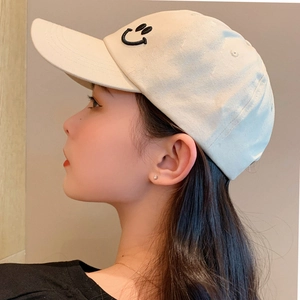 Minimalistische beige Baumwoll-Baseballkappe mit schwarzem Smiley-Stickerei am Modell