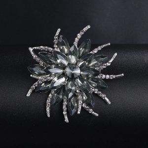 Mode acryl broche met verzilvering, grijze marquise stenen en glanzende kristallen strass
