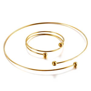Minimalistisches goldenes Schmuckset aus Edelstahl mit offenem Kugel-Halsreif und Armband