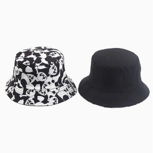 Détail du chapeau bob réversible avec motif panda et coton noir uni pour hommes et femmes