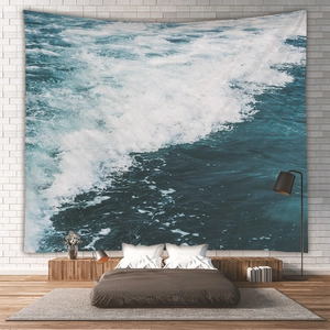 Detail eines Wandteppichs mit tiefblauen Meereswellen und weißem Schaum im Schlafzimmer